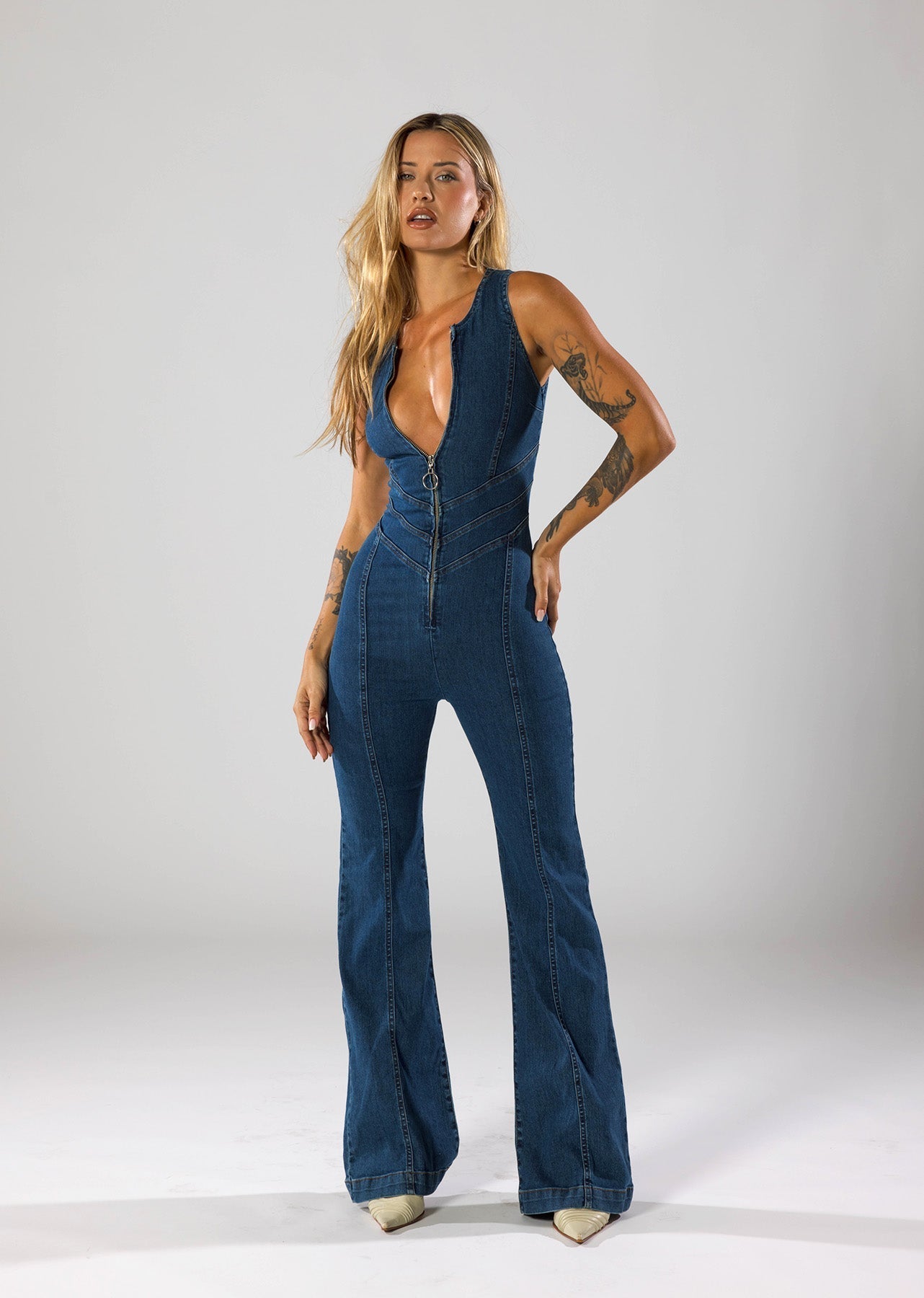 Monde Dames Jumpsuit van Denim met Diepe V-Hals, Flared Pijpen en Getailleerde Pasvorm – Rits aan Achterzijde
