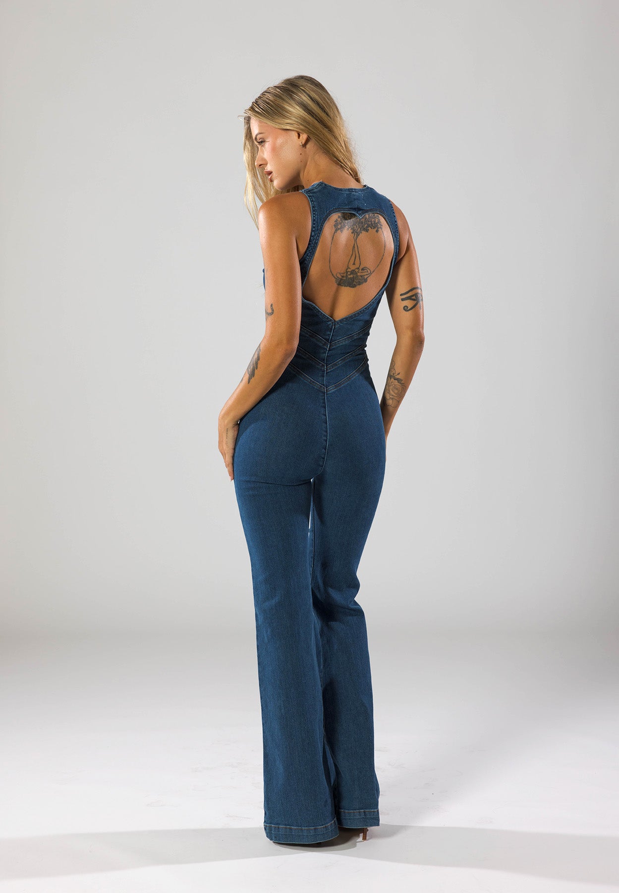Monde Dames Jumpsuit van Denim met Diepe V-Hals, Flared Pijpen en Getailleerde Pasvorm – Rits aan Achterzijde