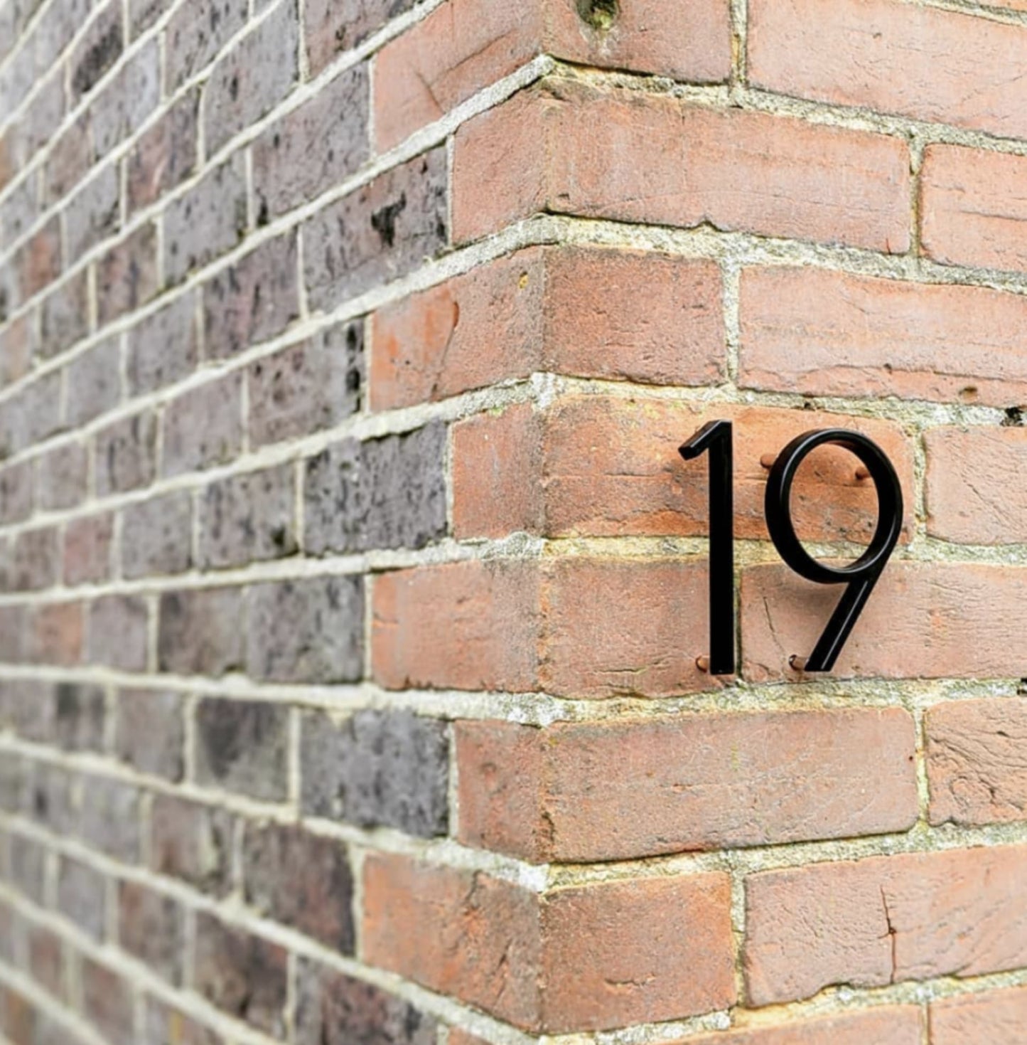 Monde Moderno zwarte huisnummer met 3D-effect en afstandhouders – weerbestendig