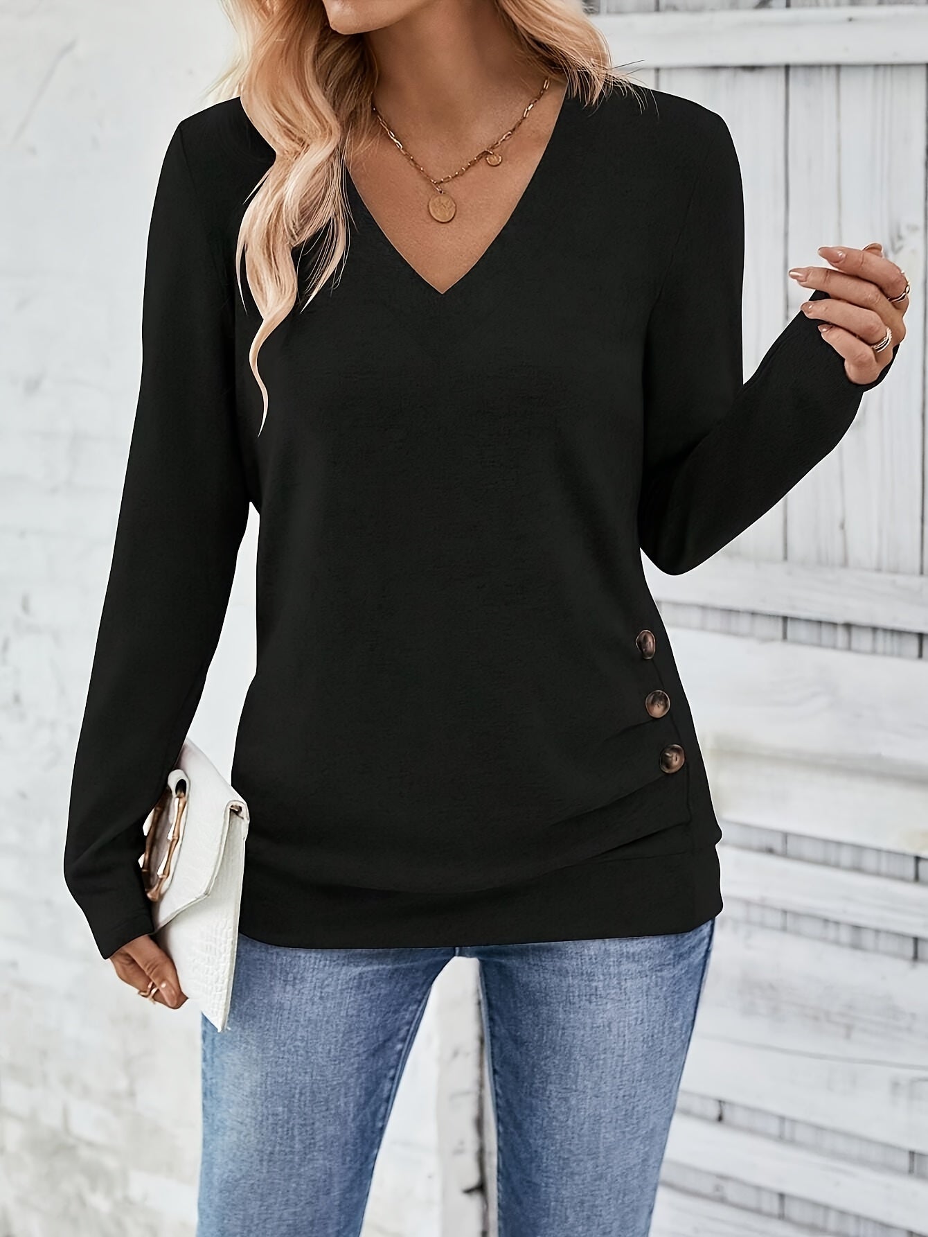 Élanor | Elegant V-hals T-shirt met lange mouwen en subtiel knoopdetail