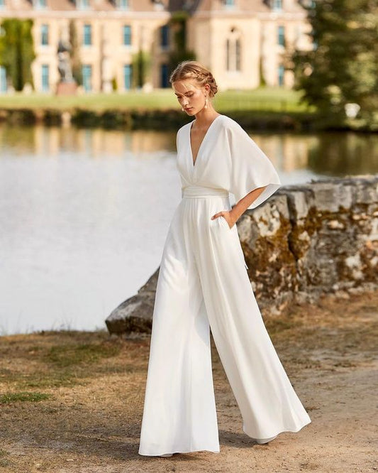Monde Dames Jumpsuit met Diepe V-Hals en Wijde Pijpen – Zachte Stof en Ceintuur – Elegant Design