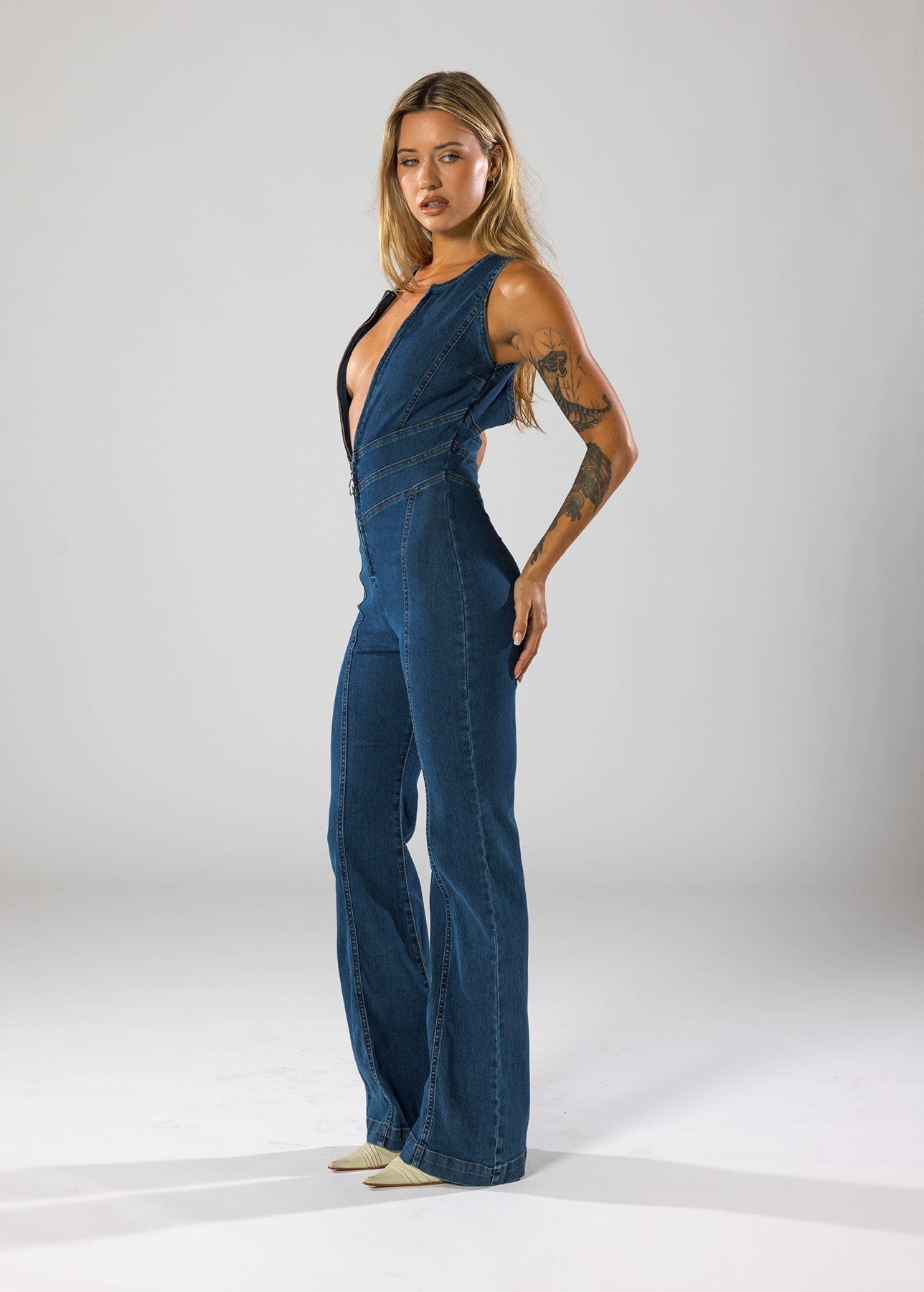 Monde Dames Jumpsuit van Denim met Diepe V-Hals, Flared Pijpen en Getailleerde Pasvorm – Rits aan Achterzijde