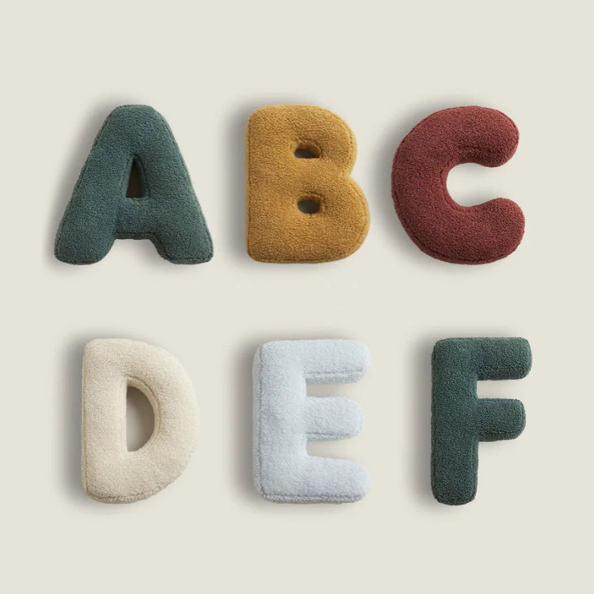 Monde Alfabet Kussen – Decoratief Pluche Letterkussen met Katoenvulling 38x30 cm