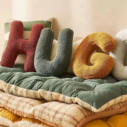 Monde Alfabet Kussen – Decoratief Pluche Letterkussen met Katoenvulling 38x30 cm