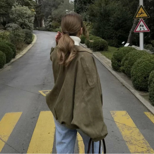 Élanor Suède Effect Vrouwelijke Oversized Bomberjack met Kraag en Schouderdetails