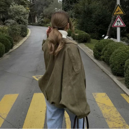 Élanor Suède Effect Vrouwelijke Oversized Bomberjack met Kraag en Schouderdetails