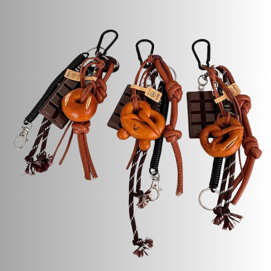 Monde Sleutelhanger met miniatuur broodje en chocoladeblokje – metalen karabijnhaak – handgemaakt accessoire voor tas of sleutels