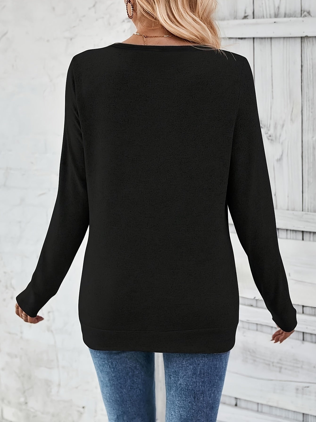 Élanor | Elegant V-hals T-shirt met lange mouwen en subtiel knoopdetail