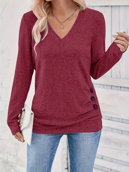 Élanor | Elegant V-hals T-shirt met lange mouwen en subtiel knoopdetail