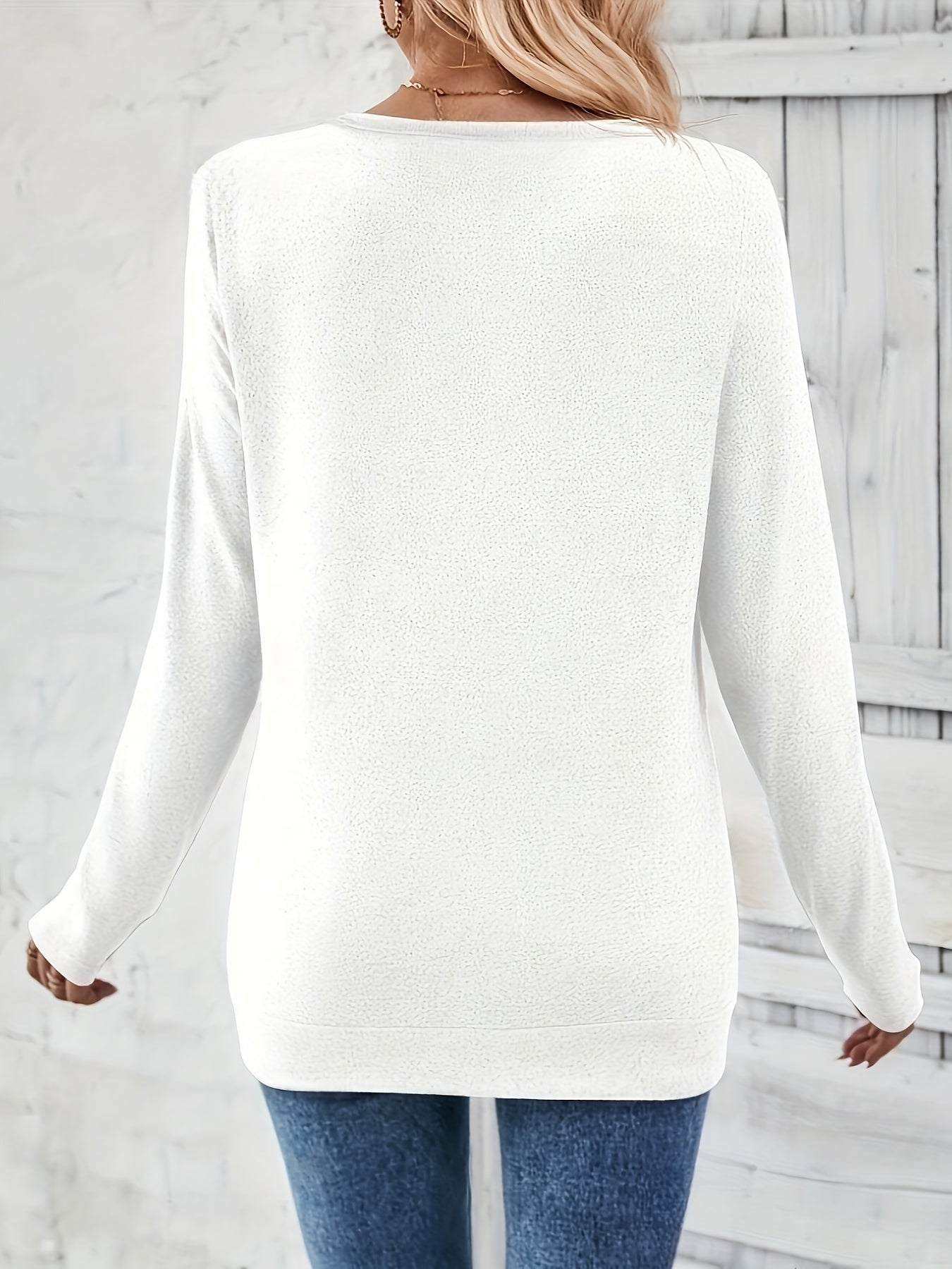 Élanor | Elegant V-hals T-shirt met lange mouwen en subtiel knoopdetail