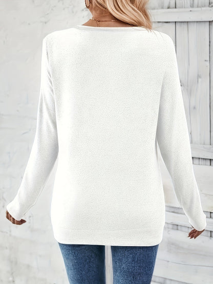 Élanor | Elegant V-hals T-shirt met lange mouwen en subtiel knoopdetail
