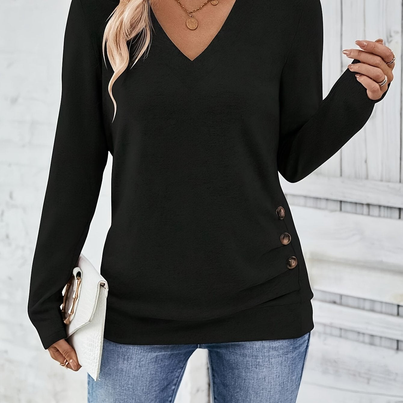 Élanor | Elegant V-hals T-shirt met lange mouwen en subtiel knoopdetail
